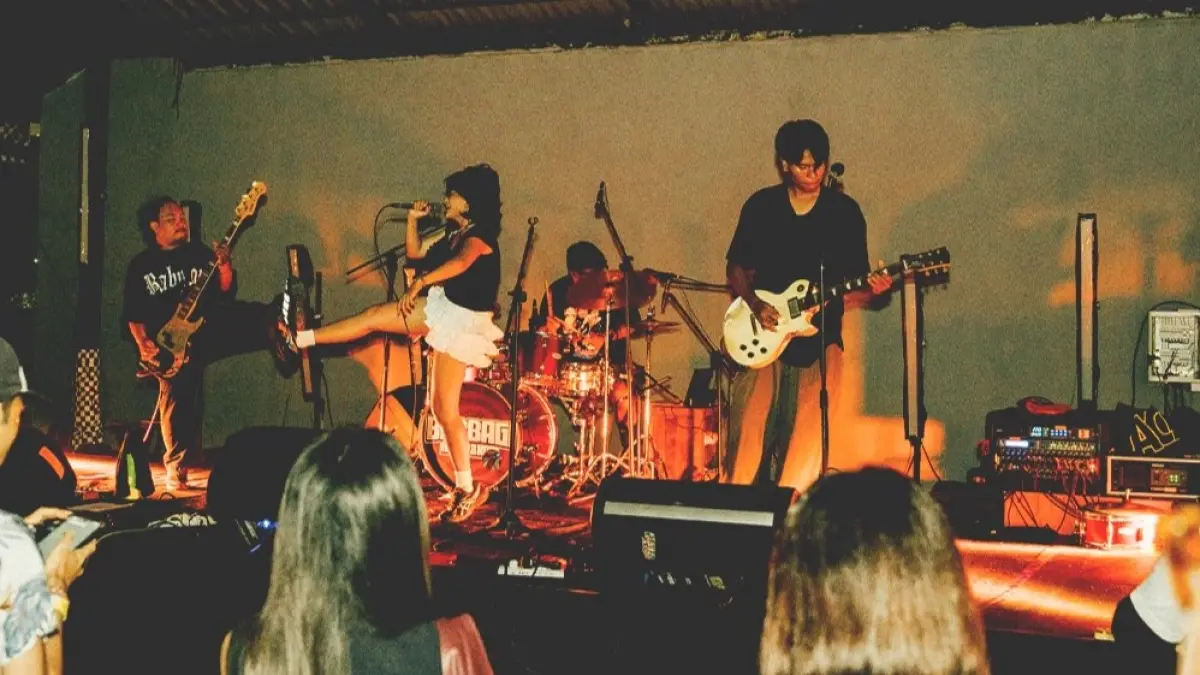 ALBUM PERDANA: Personel band Cherrywise saat mengisi salah satu panggung skena di Bali. Band ini meluncurkan mini album pertama mereka. (instagram @cherrywisetheband)