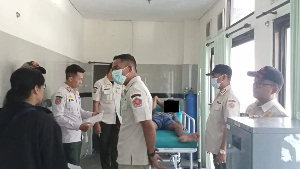 BERI PENDAMPINGAN: Personel Pol PP Buleleng mengevakuasi seorang ODGJ asal Kubutambahan, ke RSUD Buleleng. Harapannya ODGJ tersebut mendapat pengobatan yang layak. (Pol PP Buleleng)