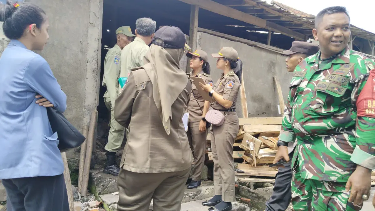 DATA BANGUNAN: Personel Pol PP Buleleng mendata sejumlah bangunan liar yang ada di kawasan sempadan pantai Kelurahan Kampung Baru. (Kelurahan Kampung Baru)