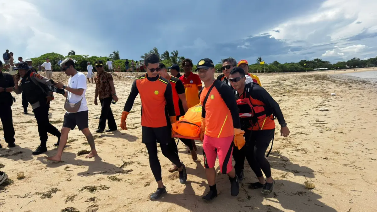 EVAKUASI: Tim SAR gabungan mengevakuasi jenazah WNA serbia yang ditemukan meninggal di Pantai Mengiat, Nusa Dua. (Kantor SAR Denpasar)