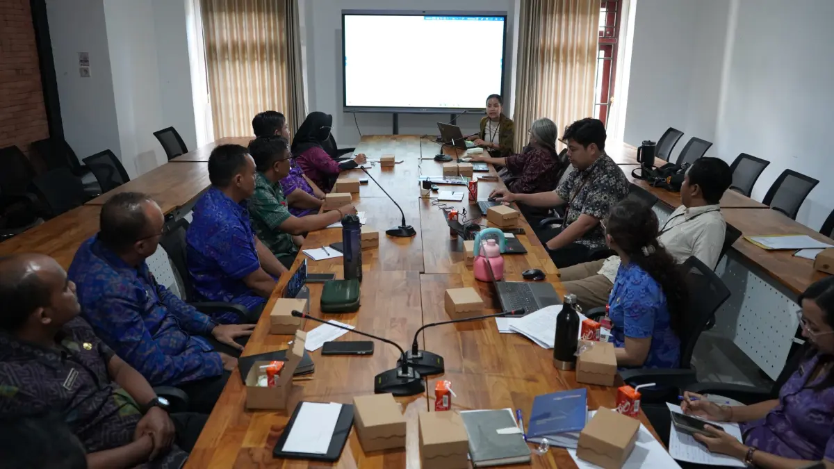 EVALUASI DATA: Auditor BPKP Bali melakukan evaluasi tata kelola DTSEN di desa. (Pemkab Buleleng)