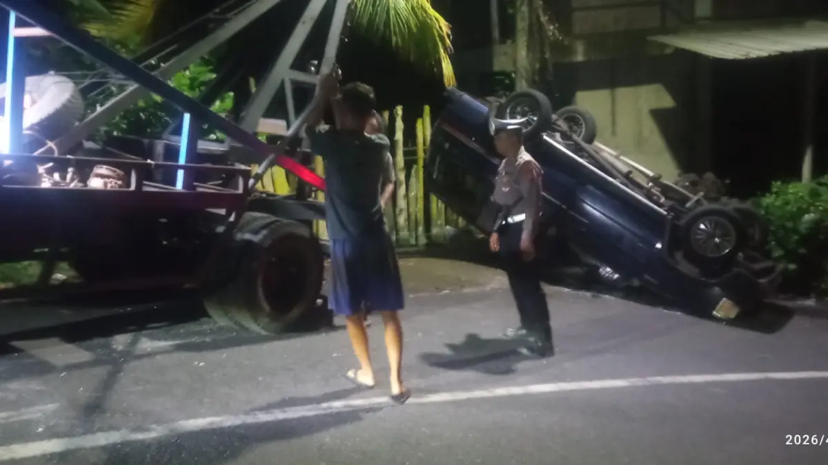 OLAH TKP: Aparat kepolisian dari Polsek Sukasada mendatang lokasi kejadian kecelakaan lalu lintas untuk melakukan olah TKP. (Polres Buleleng)