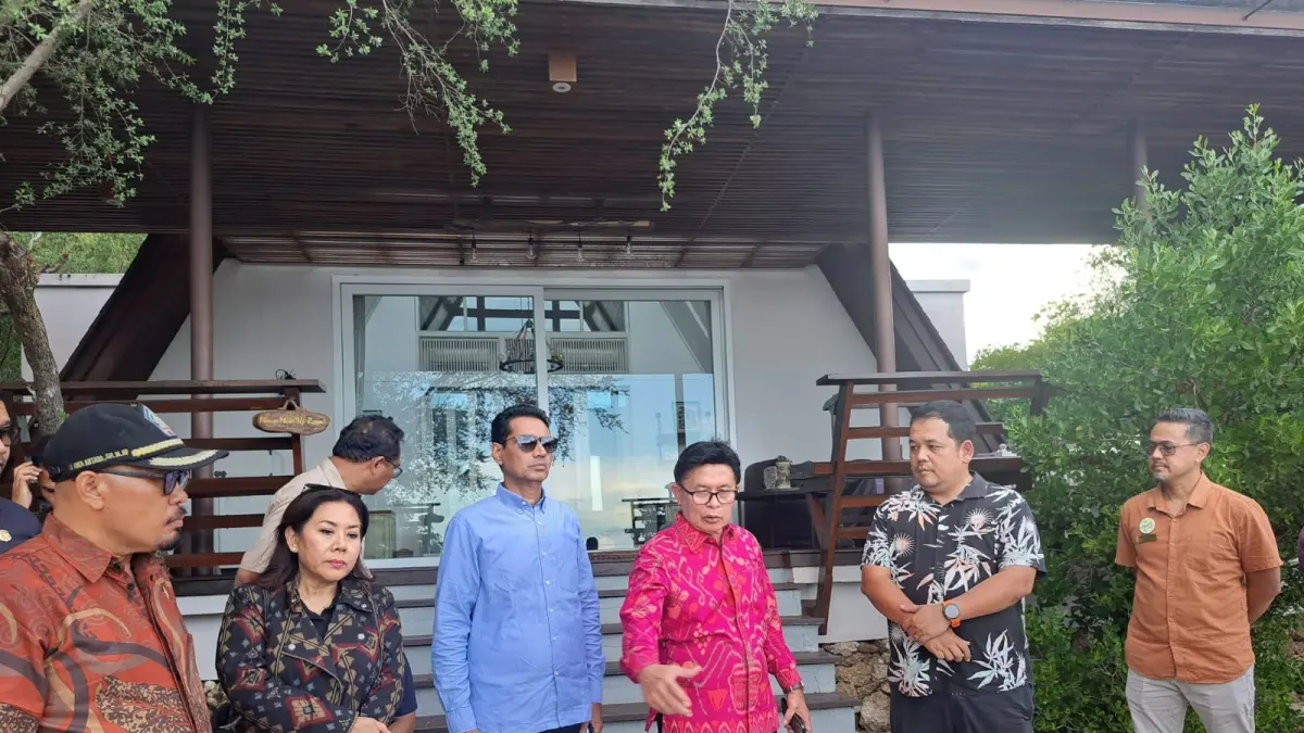 SIDAK: Pansus TRAP DPRD Bali saat melakukan sidak ke Plataran Resor, Kabupaten Buleleng, Bali. Pansus menemukan sejumlah villa berdiri di atas hutan mangrove kawasan Taman Nasional Bali Barat (TNBB). (DPRD Bali)