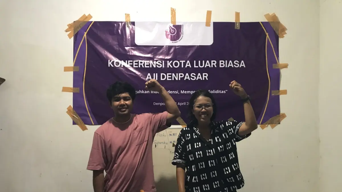 SOLID: Ketua AJI Denpasar periode 2026-2029, Ni Kadek Novi Febriani (kanan) dengan Sekretaris AJI Denpasar, I Putu Supartika (kanan). (AJI Denpasar)