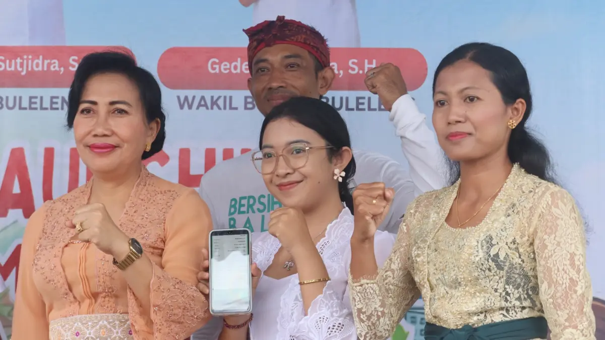 BAYAR PAJAK: Salah satu warga menunjukkan bukti pembayaran pajak. Proses pembayaran Pajak Bumi dan Bangunan (PBB) di Buleleng kini bisa menggunakan sampah. (Pemkab Buleleng)