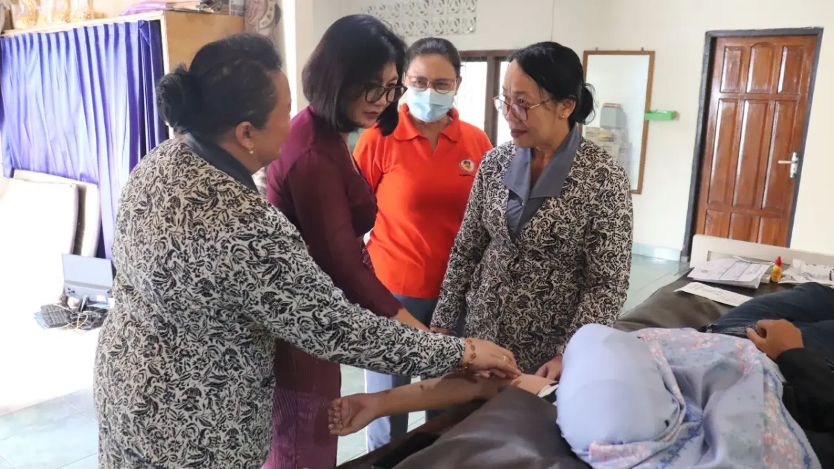 IMPLAN: Proses pemasangan KB implan kepada wanita di Kabupaten Buleleng, Bali. (Pemkab Buleleng)