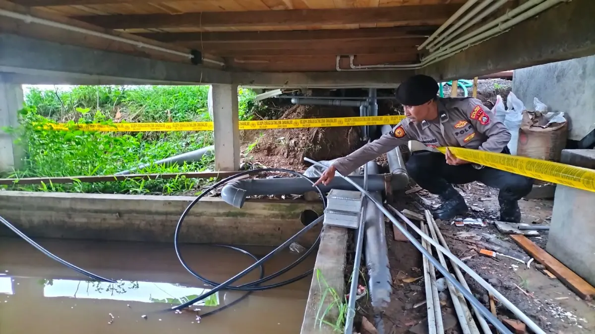 OLAH TKP: Aparat kepolisian melakukan olah TKP di lokasi balita yang ditemukan tenggelam di Desa Padangbulia, Buleleng. (Polres Buleleng)