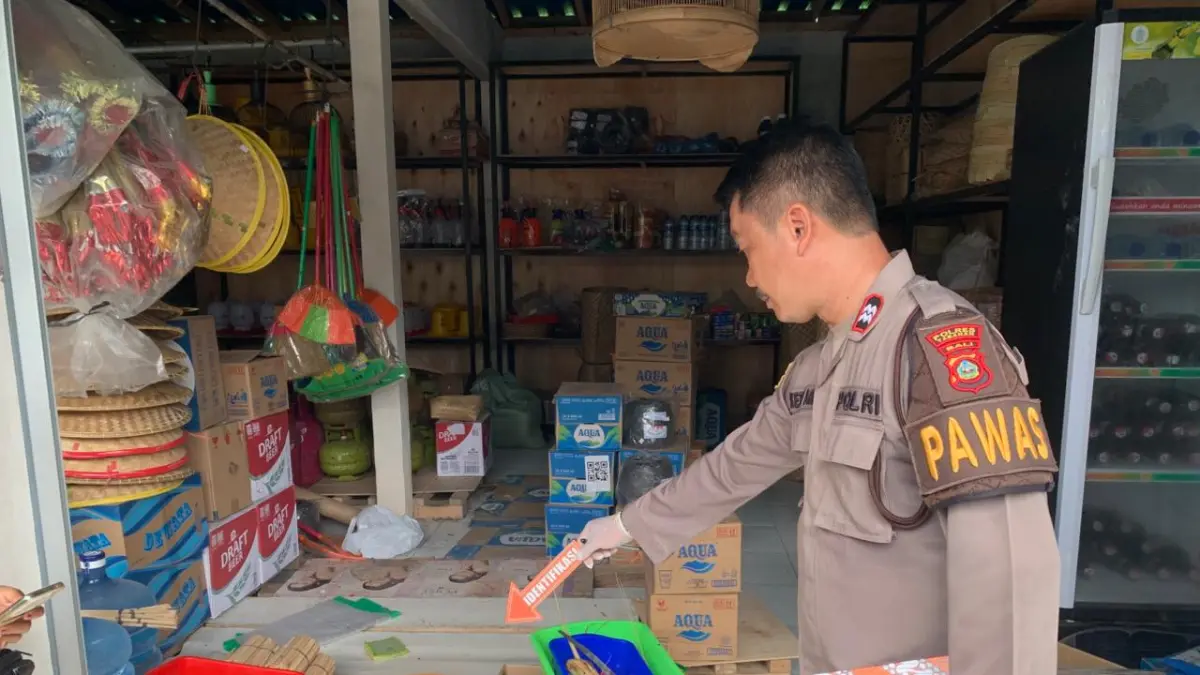 OLAH TKP: Aparat kepolisian melakukan olah TKP di salah satu warung yang ada di Kecamatan Marga, Kabupaten Tabanan, Bali. (Polres Tabanan)