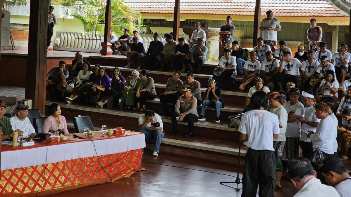 SAMPAIKAN ASPIRASI: Buruh dan mahasiswa menyampaikan aspirasi kepada Disnaker Bali dan DPRD Bali. Mereka mengungkap ketimpangan pada sektor pariwisata. (Ni Kadek Novi Febriani/Radar Bali)