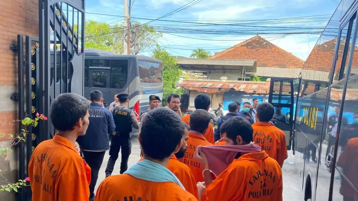SEGERA HADAPI SIDANG: Polisi melimpahkan perkara judol yang melibatkan puluhan WNA India ke kejaksaan. (Adrian Suwanto/Radar Bali)