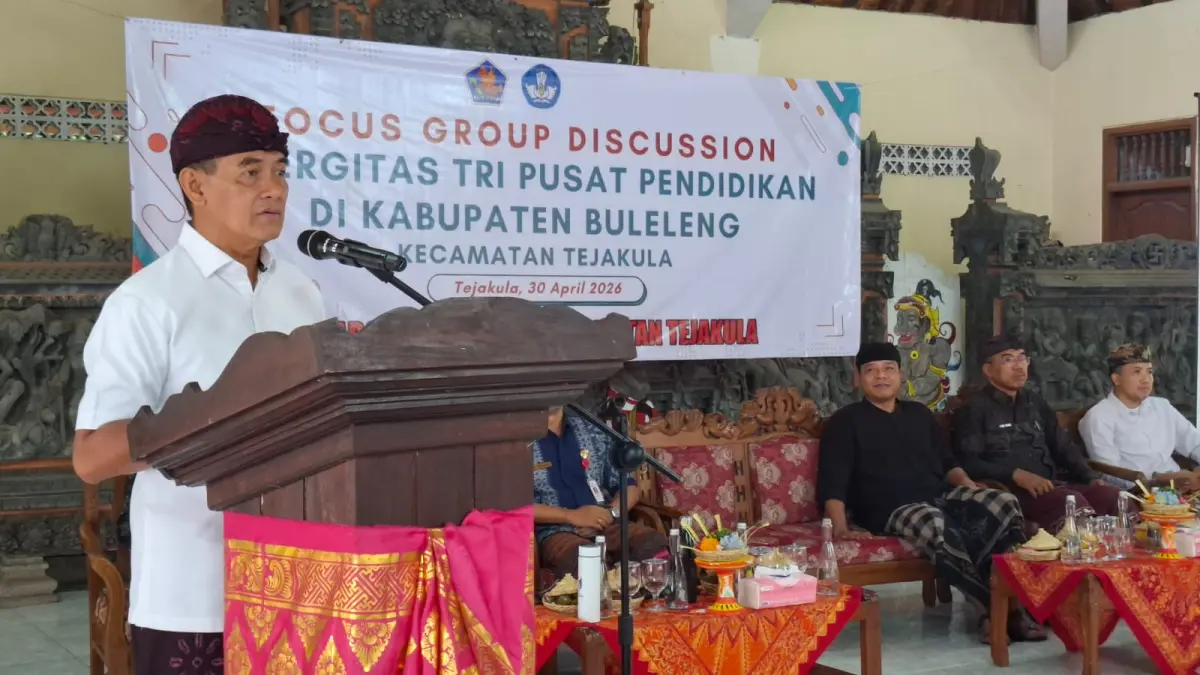 DORONG KOLABORASI: Wakil Bupati Buleleng, Gede Supriatna saat menghadiri Focus Group Discussion (FGD) bertema “Sinergitas Tri Pusat Pendidikan khususnya di Kecamatan Tejakula, Kabupaten Buleleng” yang berlangsung di Balai Desa Windu Sabha Budaya, Desa Tejakula, (Pemkab Buleleng)