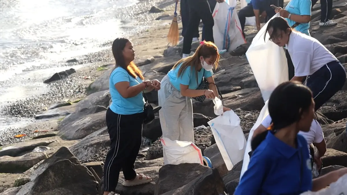 BERSIH PANTAI: Aksi bersih pantai yang dilakukan oleh sejumlah siswa Lembaga Pelatihan Kerja (LPK) di Buleleng. (Pemkab Buleleng)