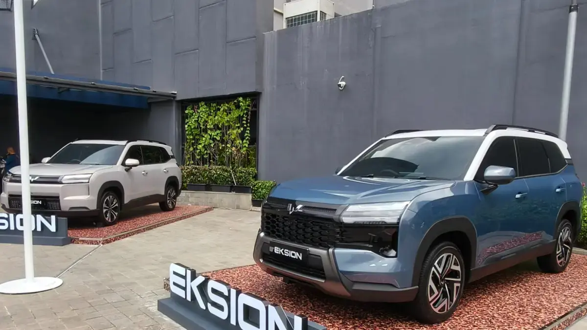 KELUARAN BARU: Mobil listrik Wuling Eksion. Penjualan mobil Wuling di Bali tetap stabil, meski pemerintah berencana mencabut insentif pajak bagi mobil listrik. (Dony/JawaPos.com)