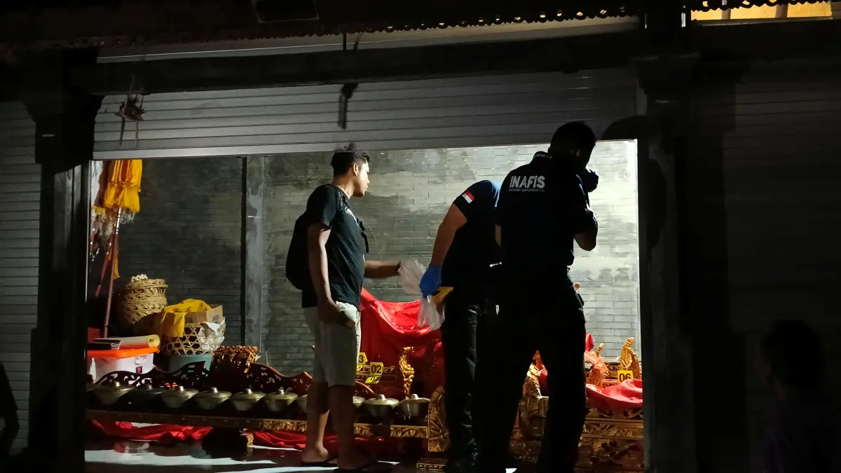 OLAH TKP: Tim Inafis Polres Buleleng melakukan olah TKP di Pura Pemaksan Dalem Kalanganyar, Desa Panji Anom. Sejumlah bilah gamelan sakral di pura tersebut hilang dicuri. (Eka Prasetya/Radar Buleleng)