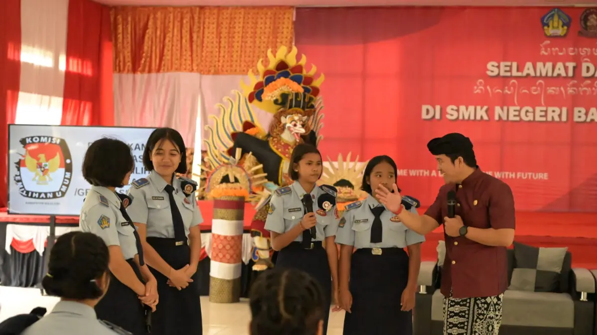 SOSIALISASI: Suasana pendidikan sosialisasi pemilih kepada siswa di SMKN Bali Mandara. (KPU Buleleng)