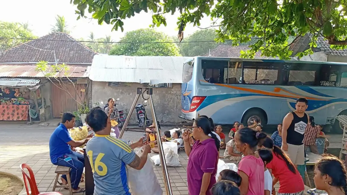 TIMBANG SAMPAH: Warga di Desa Tembok menimbang sampah yang sudah terpilah. Warga yang bersedia memilah sampah, mendapat layanan kesehatan gratis di Poskesdes. (Desa Tembok untuk Radar Buleleng)