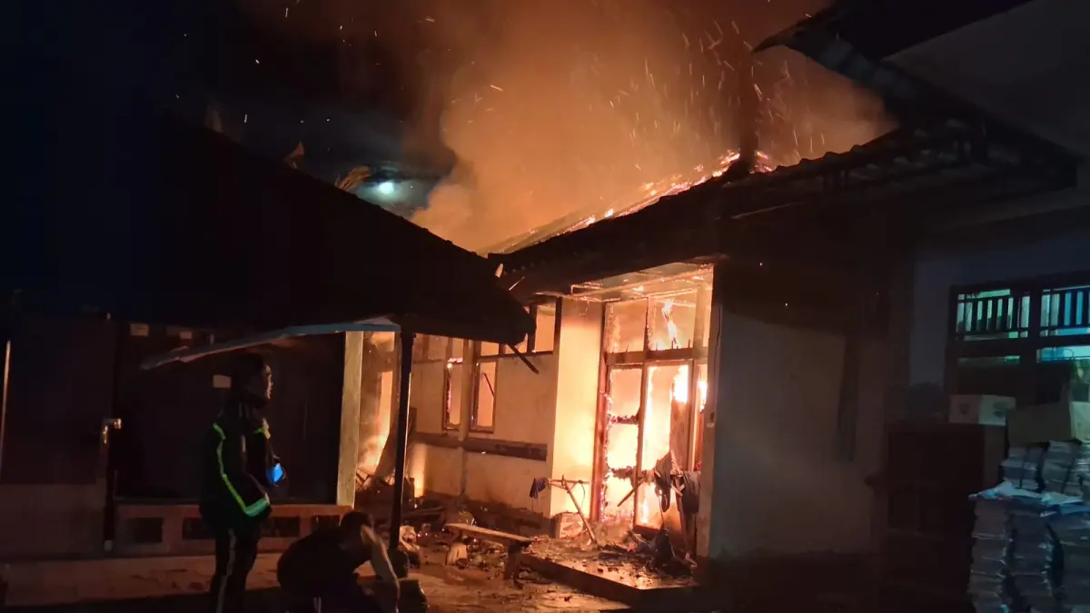 BERKOBAR: Mess guru di SDN 2 Tinga-Tinga terbakar habis. Bangunan terbakar saat ditinggal penghuninya sembahyang. (Polres Buleleng) 