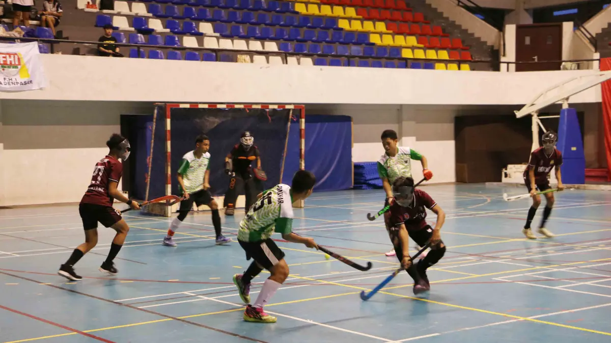 FINAL: Partai final Singaraja Hockey Cup 2026. Pertandingan tersebut mempertemukan tim Kabupaten Buleleng (merah) dengan tim Kabupaten Gianyar (putih). Pertandingan dimenangkan oleh tim Gianyar. (Pemkab Buleleng)