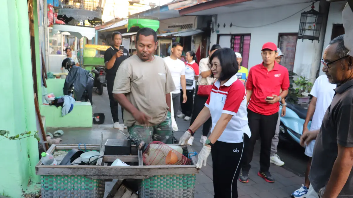 KULKUL PKK: Sekretaris Tim Penggerak PKK Buleleng, Ny. Hermawati Supriatna saat mengunjungi pemukiman warga di Kelurahan Kampung Kajanan, Singaraja. Ia mengajak masyarakat memilah sampah secara mandiri dari tingkat rumah tangga. (Pemkab Buleleng)