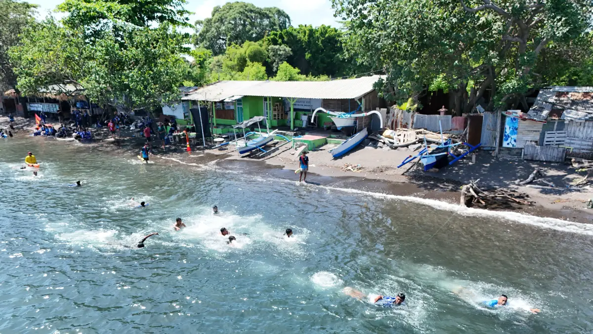 LOKASI WISATA: Suasana di Pantai Camplung. Lokasi ini menjadi salah satu titik yang kerap dikunjungi warga Buleleng pada akhir pekan. (Pemkab Buleleng)