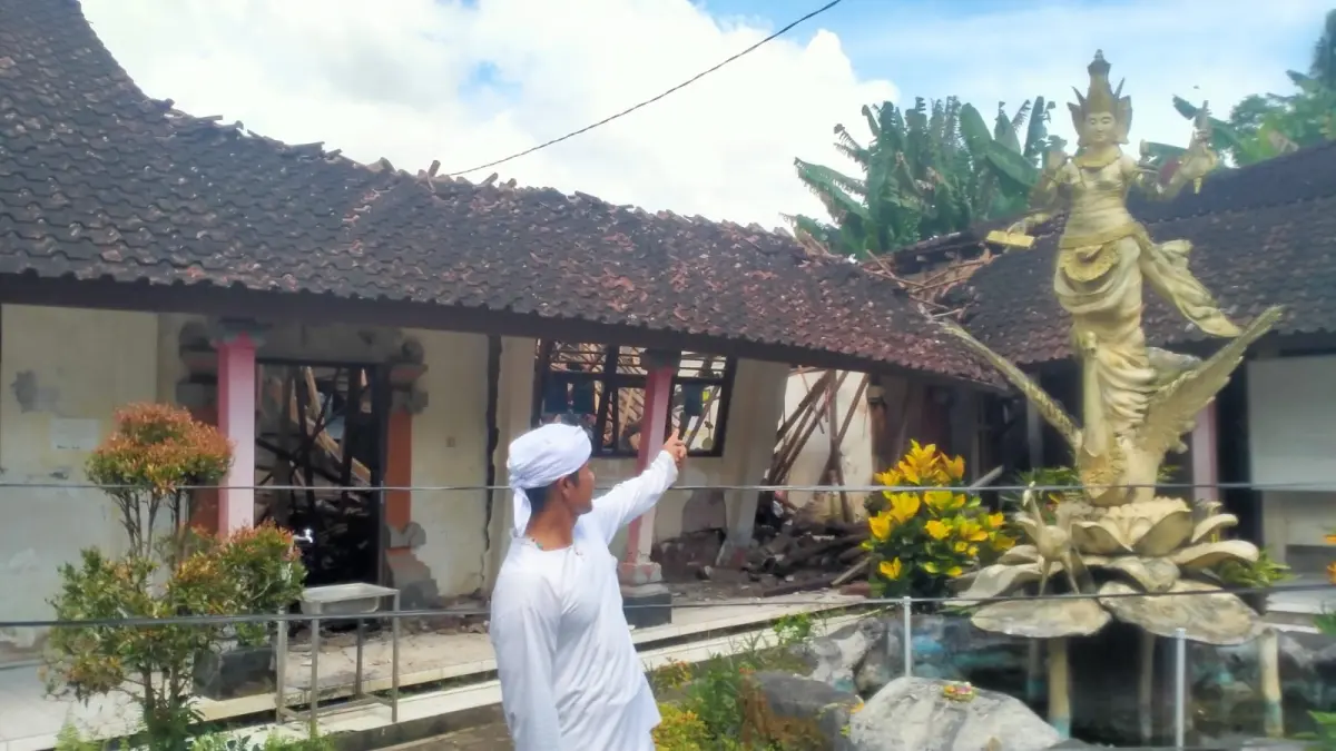 NYARIS ROBOH: Kondisi kerusakan ruang kelas di SDN 3 Sembung Gede, Tabanan. Bangunan ruang kelas kini nyaris roboh. (Juliadi/Radar Bali)