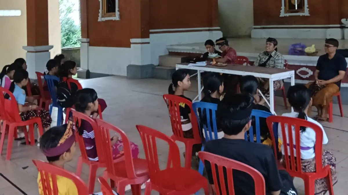 SEKOLAH ADAT: Suasana kegiatan revitalisasi bahasa dan sastra lisan Pedawa yang digelar oleh Sekolah Adat Manik Empul. (Pemkab Buleleng)