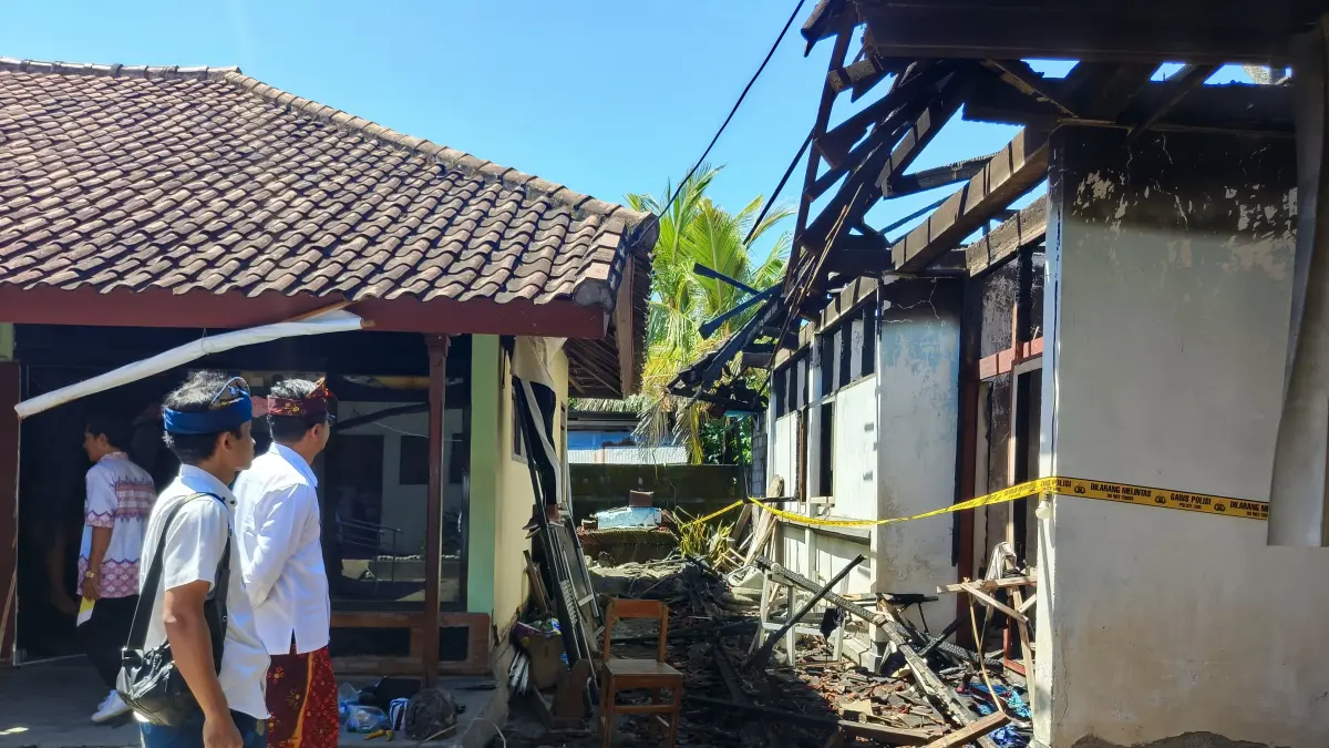 TINGGAL PUING: Bangunan mess sekolah di SDN 2 Tinga-Tinga yang terbakar pada Jumat (1/5/2026) malam. (Pemkab Buleleng)