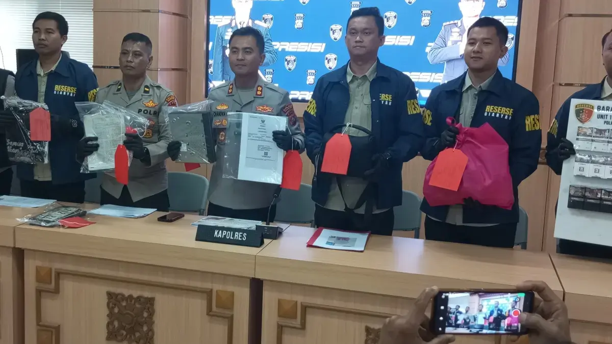 UNGKAP KASUS: Aparat kepolisian di Polres Gianyar mengungkap kasus eksploitasi terhadap anak di bawah umur. Mereka sengaja dipekerjakan di salah satu kafe remang-remang yang ada di Bali. (Ida Bagus Indra Prasetia/Radar Bali)