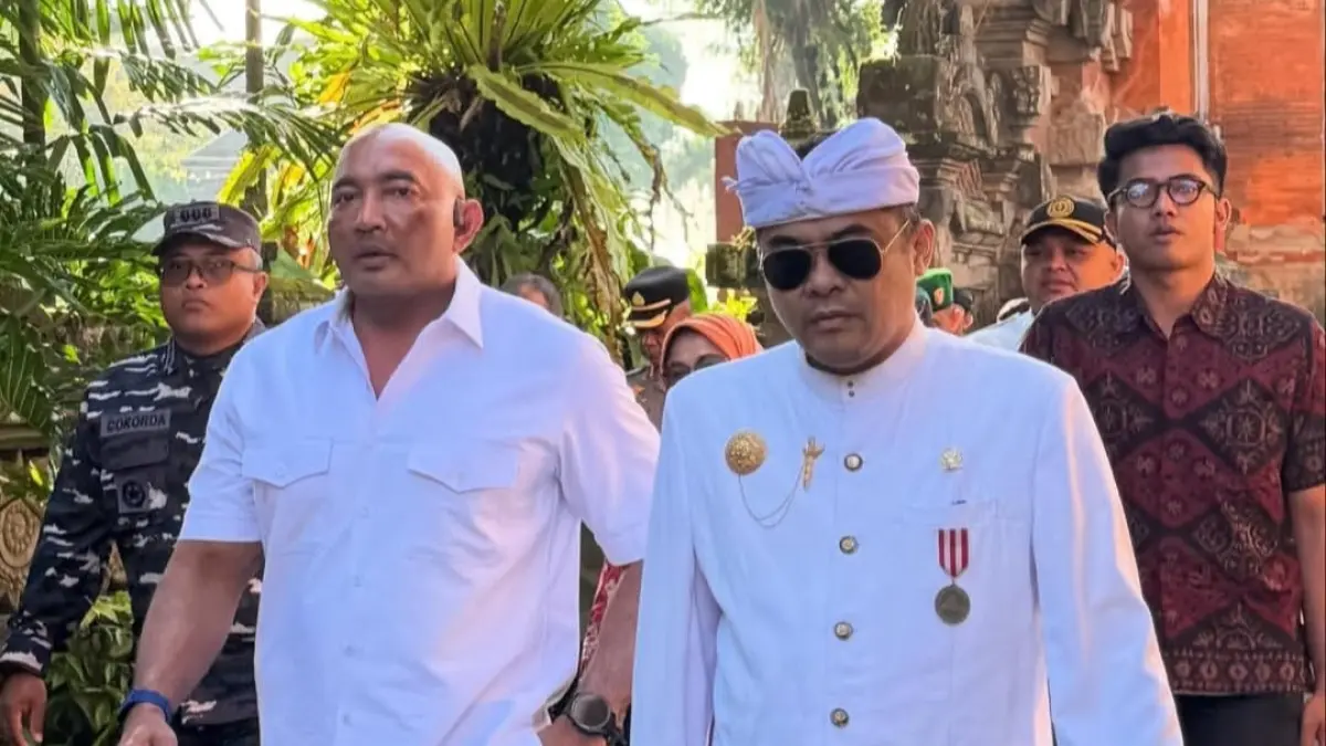 TOKOH POLITIK: Ketua DPD Gerindra Bali, Made Muliawan Arya alias De Gadjah (kiri) bersama Anggota DPD RI, Arya Wedakarna (kanan) dalam sebuah acara. (Arya Wedakarna)