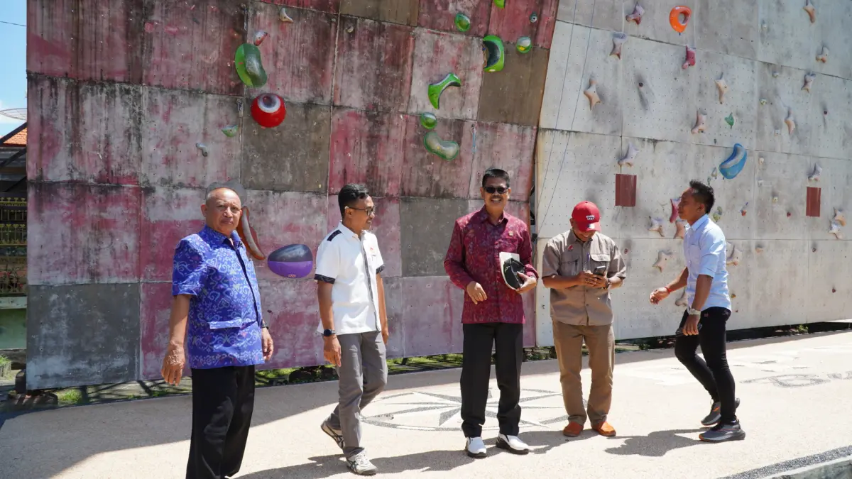 CEK VENUE: Wakil Ketua Komisi IV DPRD Bali, I Nyoman Wirya saat mengecek venue panjat tebing di Lapangan Bhuana Patra. (KONI Buleleng)