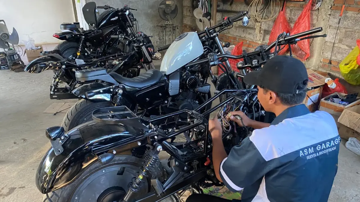 JAGA KUALITAS: Salah satu montir di ASM Garage membuat sepeda motor custom dengan gaya bobber. (ASM Garage)