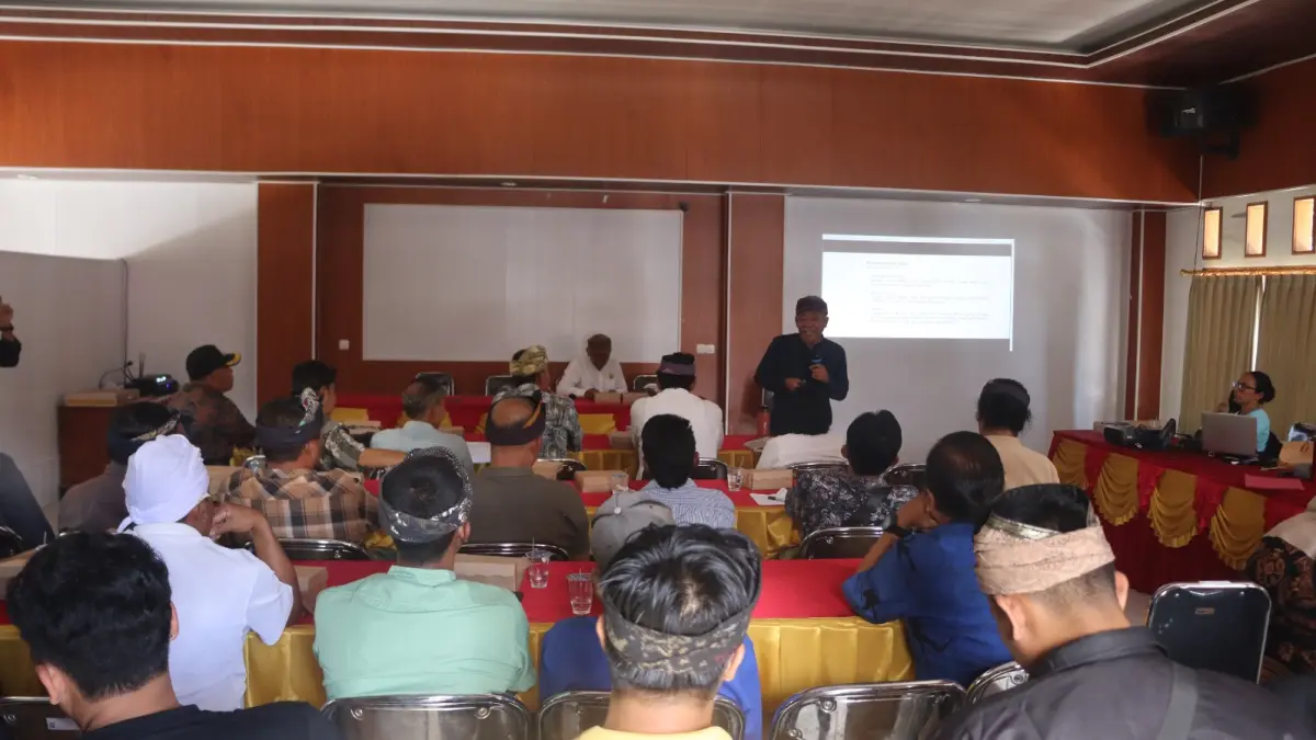 PERKUAT PENGAKUAN: Suasana sosialisasi pemetaan wilayah desa adat di Desa Madenan. Pemetaan wilayah desa adat penting untuk pengakuan hukum. (Pemkab Buleleng)