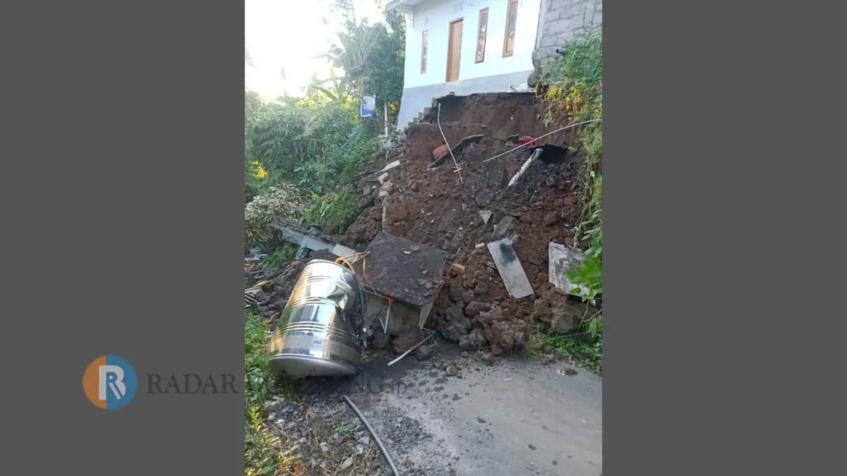 JEBOL: Kondisi senderan rumah di Desa Sudaji jebol sehingga menutup akses jalan dari Desa Sudaji menuju Desa Bebetin, (PID Kecamatan Sawan)