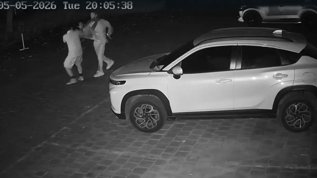 TEREKAM CCTV: Aksi seorang WNA Inggris yang menyerang staf front office di Hotel Menjangan Dynasty Resort. (istimewa)