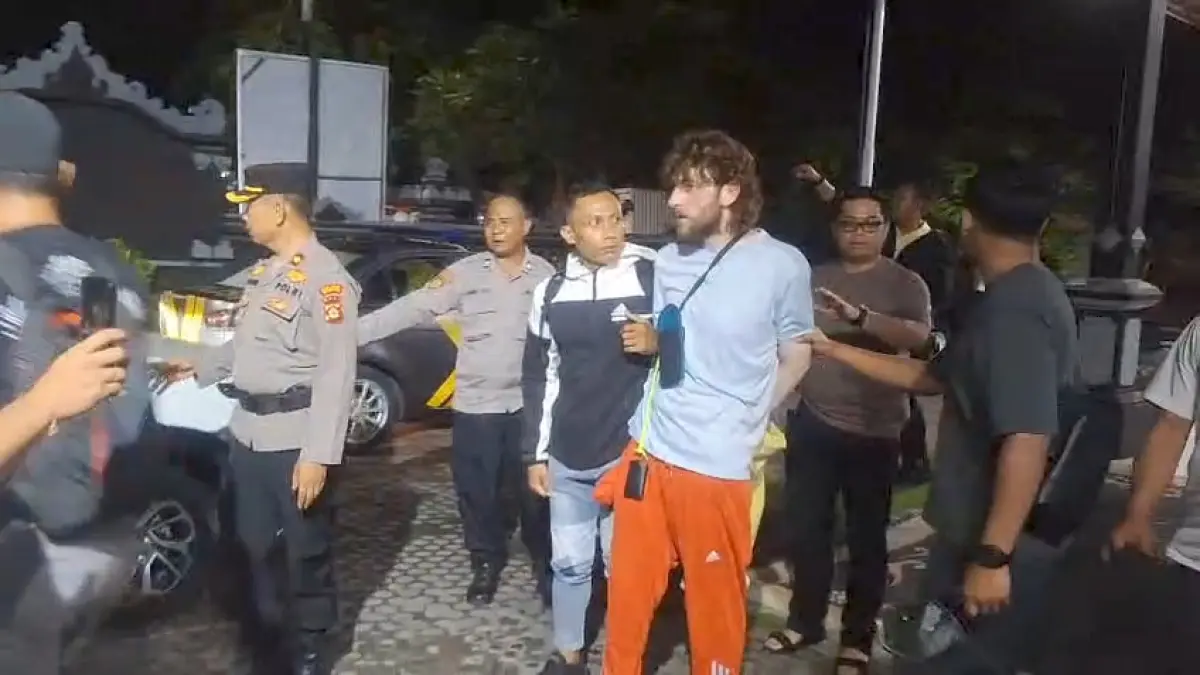 TERTANGKAP BASAH: Polisi menangkap WNA Inggris yang melakukan penusukan terhadap seorang karyawan hotel di Buleleng. WNA tersebut tertangkap basah di parkir manuver Pelabuhan Gilimanuk. (Istimewa)