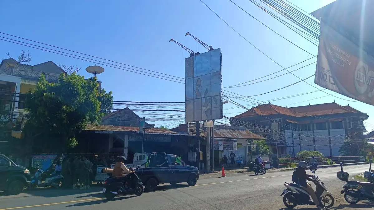 BONGKAR BILLBOARD: Salah satu billboard di kawasan Kota Singaraja yang dibongkar. Pol PP Buleleng akan membongkar 11 titik reklame hingga Juni mendatang. (Eka Prasetya/Radar Buleleng)