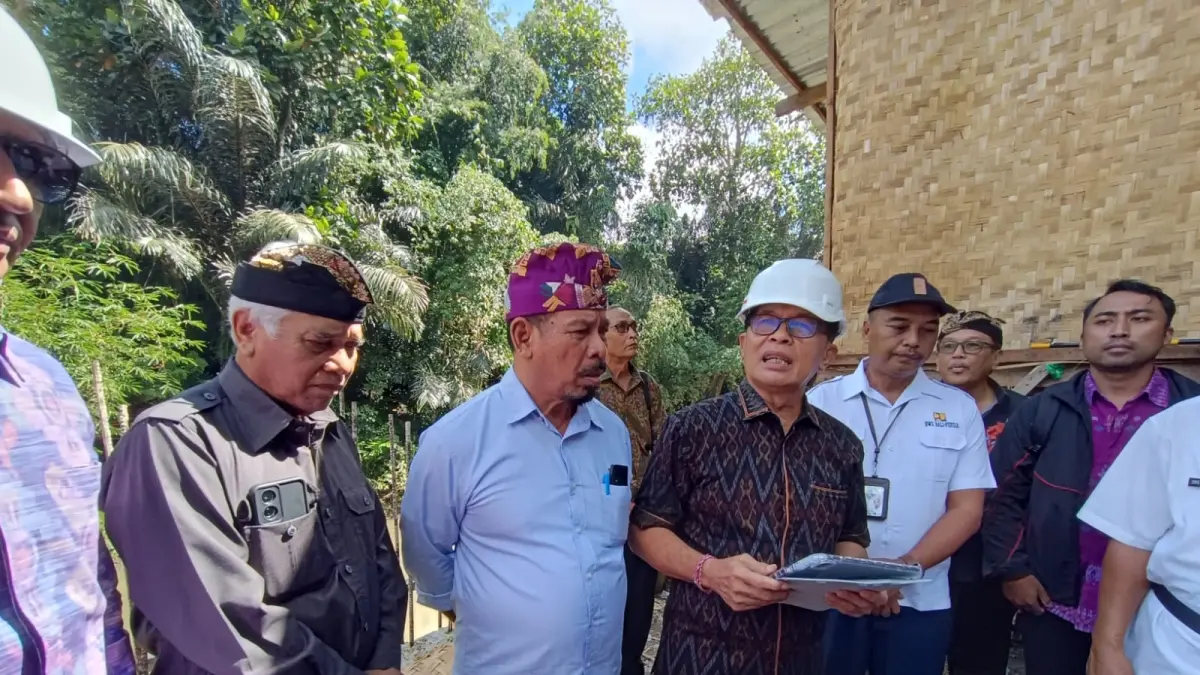 SIDAK PROYEK: Pansus TRAP DPRD Bali saat melakukan sidak ke salah satu hotel berbintang yang ada di Kabupaten Tabanan, Bali. (Juliadi/Radar Bali)