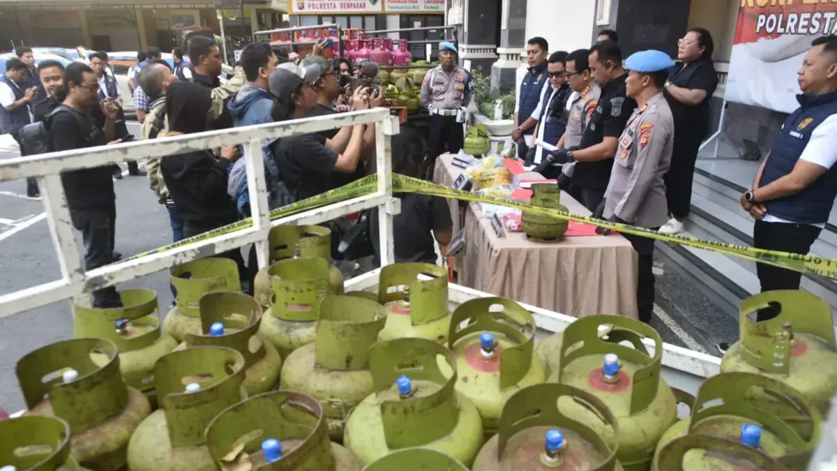 UNGKAP KASUS: Polresta Denpasar mengungkap kasus pengoplosan LPG bersubsidi dan BBM solar. (Adrian Suwanto/Radar Bali)