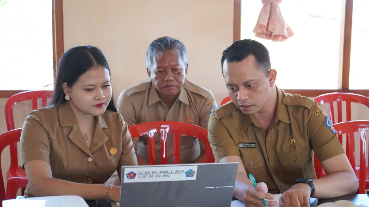 VISITASI: Tim Komisi Informasi Bali saat melakukan visitasi ke desa di Buleleng. (Pemkab Buleleng)