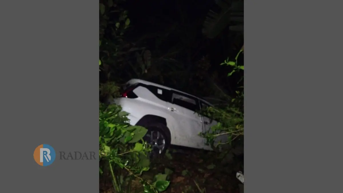 KECELAKAAN: Sebuah mobil menabrak sepeda motor di Jalan Raya Singaraja-Denpasar. Mobil terperosok ke areal perkebunan warga. (Polres Buleleng)