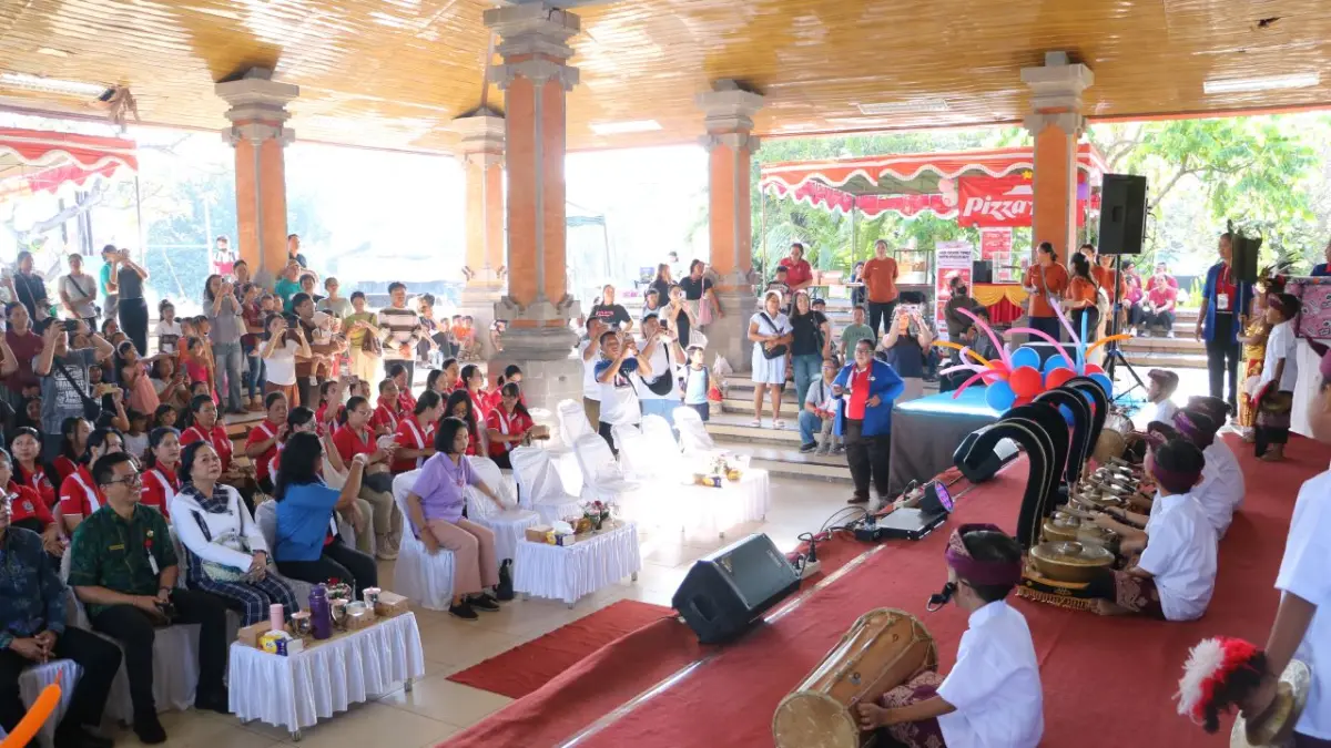 PANGGUNG GEMBIRA: Panggung gembira anak-anak TK di Wantilan Seni Sasana Budaya. Kegiatan itu berlangsung dalam rangka HUT ke-76 IGTKI-PGRI dan Hari Pendidikan Nasional. (Pemkab Buleleng)