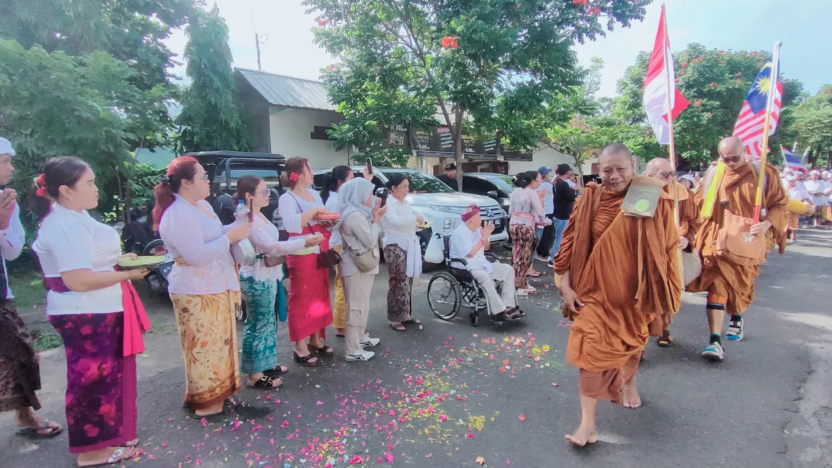 PERJALANAN SUCI: Para bhikkhu memulai perjalanan suci mereka dari Brahmavihara Arama, Buleleng, menuju Candi Borobudur, Jawa Tengah. Perjalanan itu mereka lakukan serangkaian hari raya Waisak. (Eka Prasetya/Radar Buleleng)