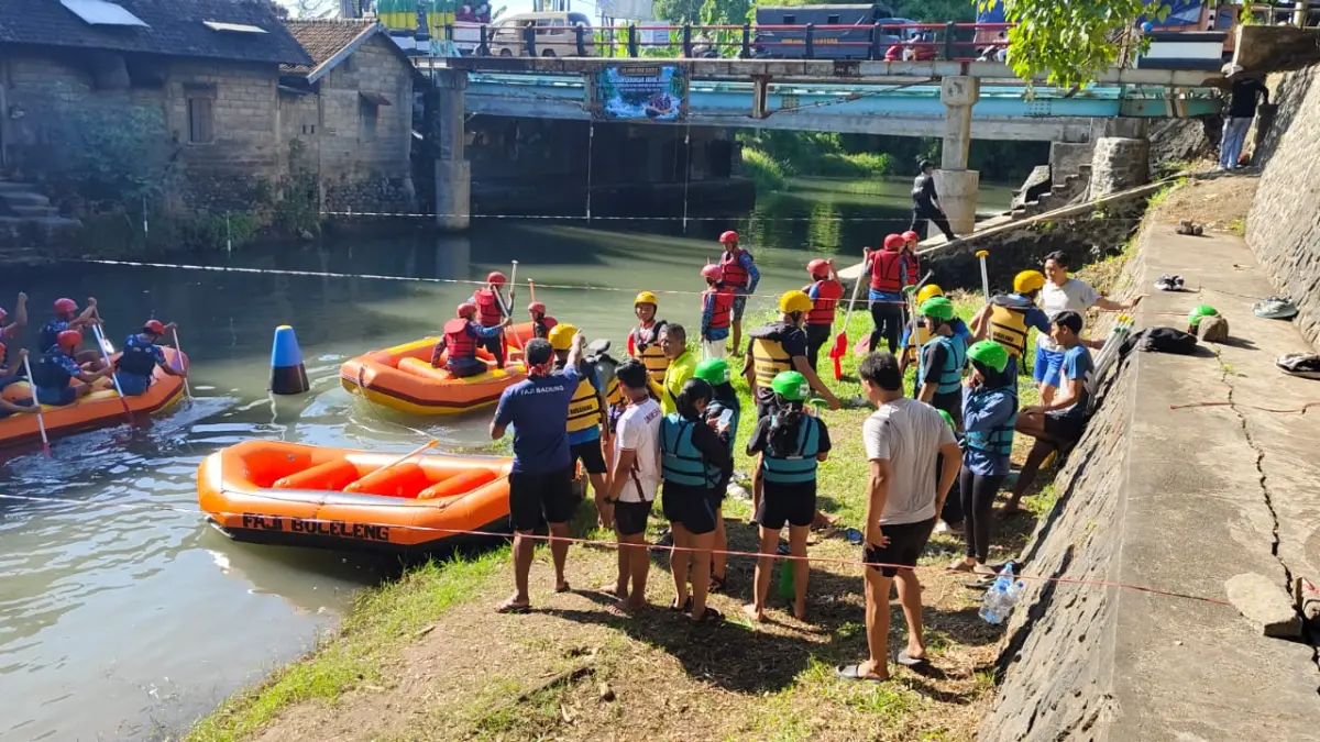 ARUNG JERAM: Suasana latihan bersama atlet arung jeram di Tukad Banyumala, Buleleng. (Pemkab Buleleng)