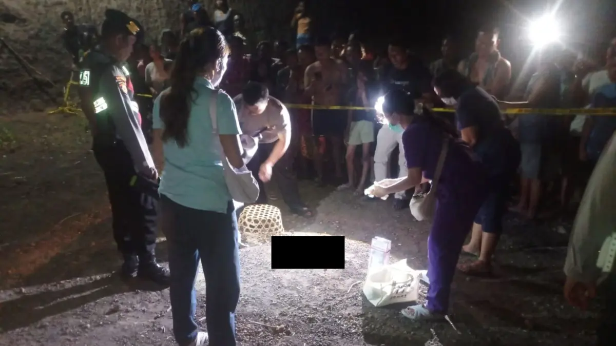 OLAH TKP: Aparat kepolisian bersama petugas medis dari Puskesmas Sawan I melakukan pemeriksaan terhadap penemuan jenazah bayi di Desa Sangsit, Buleleng. (Polres Buleleng)