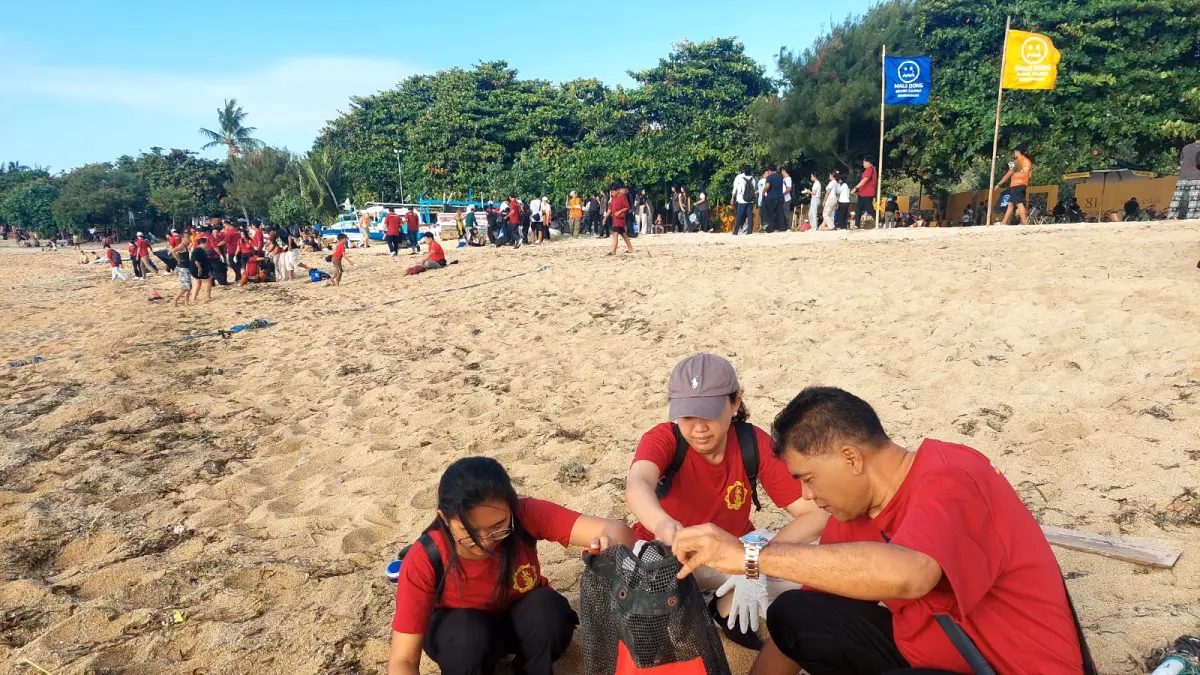 BERSIH PANTAI: Mahasiswa UHN IGB Sugriwa dan Universitas Udayana berkolaborasi membersihkan pantai di Kuta, Bali. (UHN IGB Sugriwa)