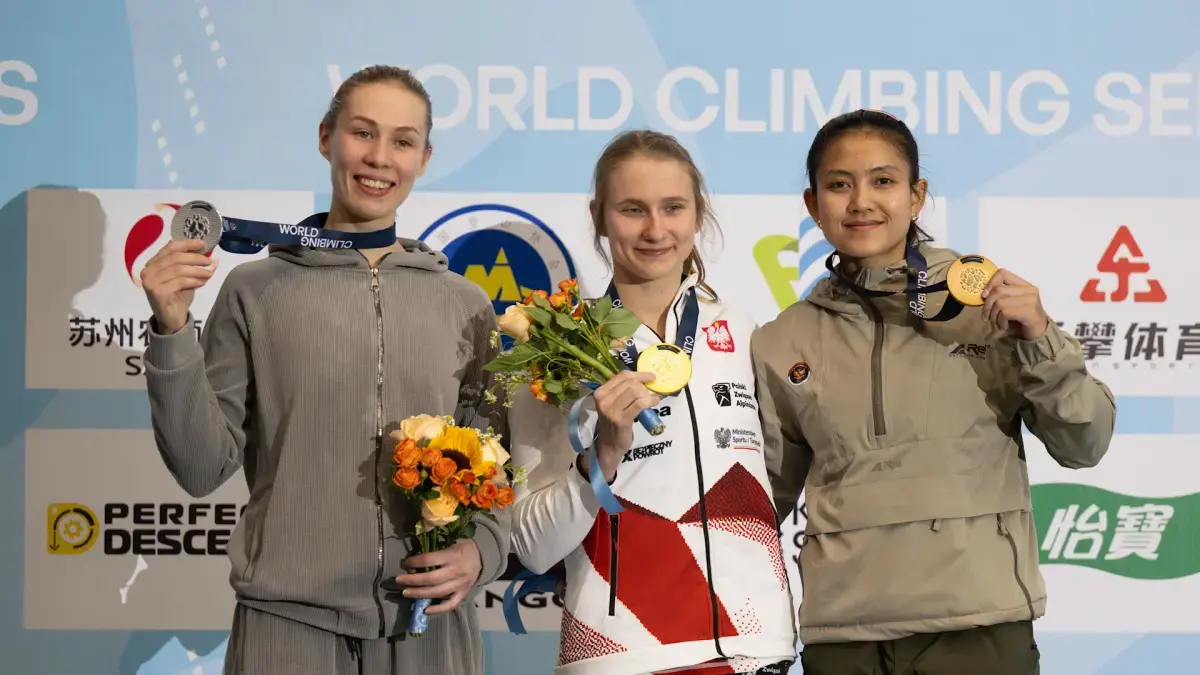 RAIH PRESTASI: Atlet panjat tebing asal Buleleng, Desak Made Rita Kusuma Dewi (paling kanan), berhasil merebut medali perunggu pada Kejuaraan Dunia Panjat Tebing di Wujiang, China. (World Climbing)