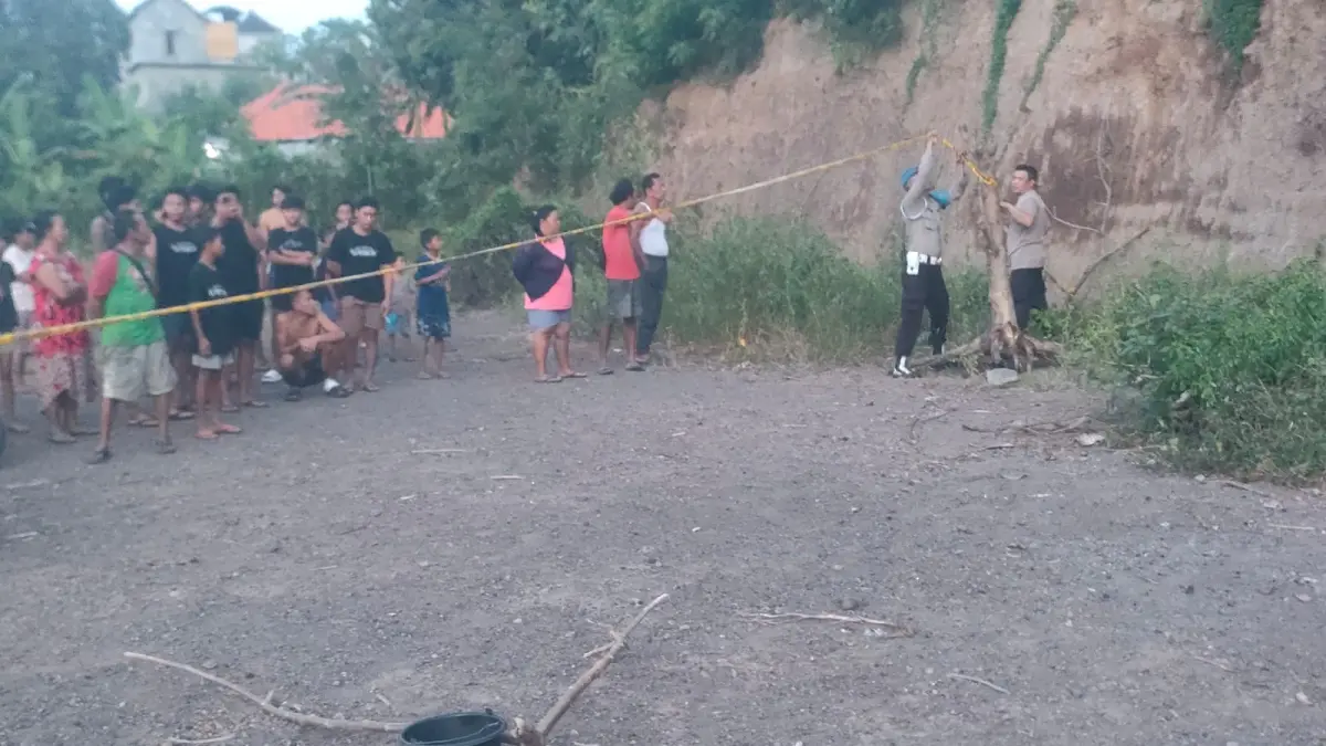 OLAH TKP: Aparat kepolisian saat melakukan olah TKP peristiwa pembuangan bayi yang terjadi di Desa Sangsit, Kabupaten Buleleng, Bali. (Polres Buleleng)