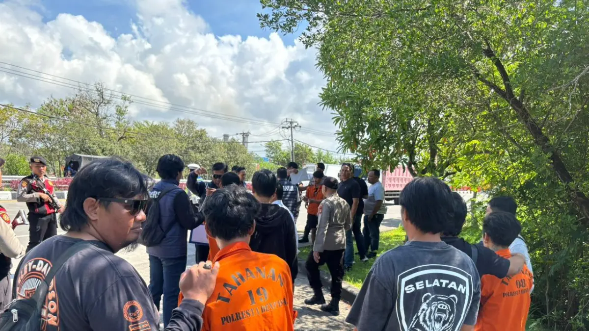 REKONSTRUKSI: Suasana rekonstruksi kasus pembakaran dua jenazah di Jalan Raya Pelabuhan Benoa. (Polresta Denpasar)