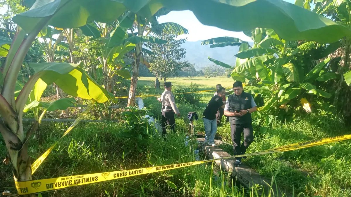 OLAH TKP: Aparat kepolisian melakukan olah TKP di saluran irigasi areal perkebunan warga di Desa Tukadmungga, Buleleng. Seorang pria ditemukan tewas di saluran irigasi tersebut. Diduga penyakit epilepsi korban kambuh. (Polres Buleleng)