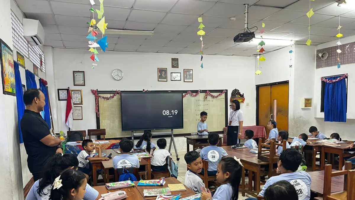 PEMBELARAN KREATIF: Suasana belajar mengajar di SD Lab Undiksha. Para dosen dan guru merancang sistem pembelajaran yang lebih menyenangkan bagi siswa. (Humas Undiksha)
